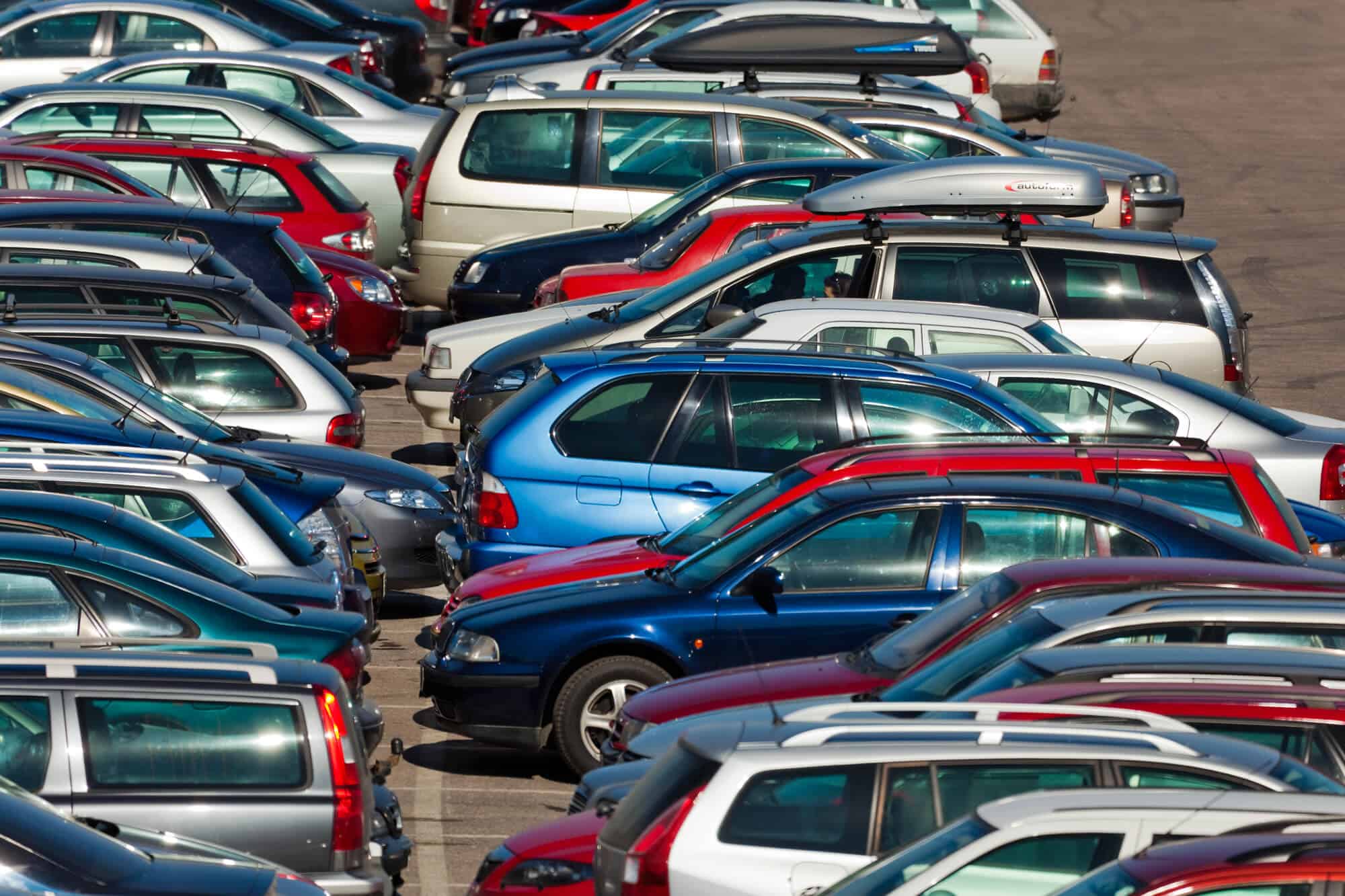 Car parking много машин. Стоянка автомобилей. Много машин на стоянке. Автостоянка много машин. Много машин на парковке.